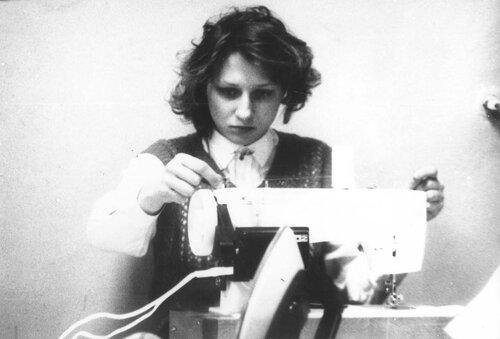 1990-03 Шевнина Маша шьёт парус для Гека